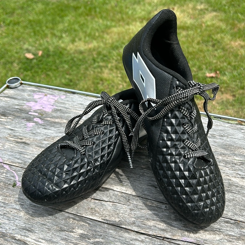 Lotto Forza Elite 2 Black and silver,size 4,Unisex Kids Youth Soccer Cleats